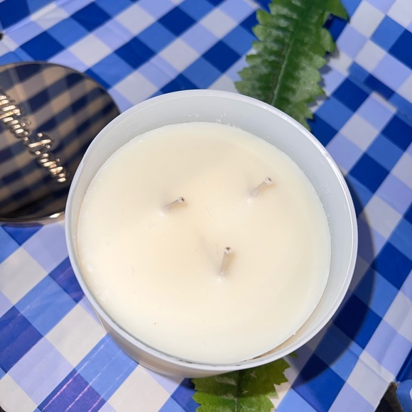 🕯️2/$35🕯️ BATH & BODY WORKS 3-wick candle - white gardenia - NEW - Picture 2 of 2